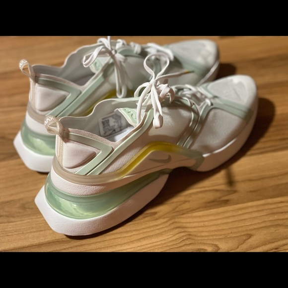 Athletic_Shoes